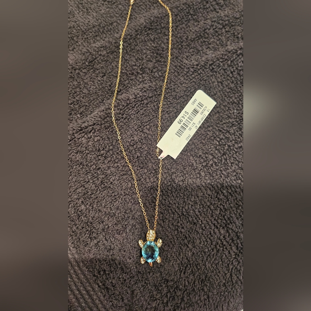 Elegant Gold Turtle Pendant Necklace. Fashion Jewelry